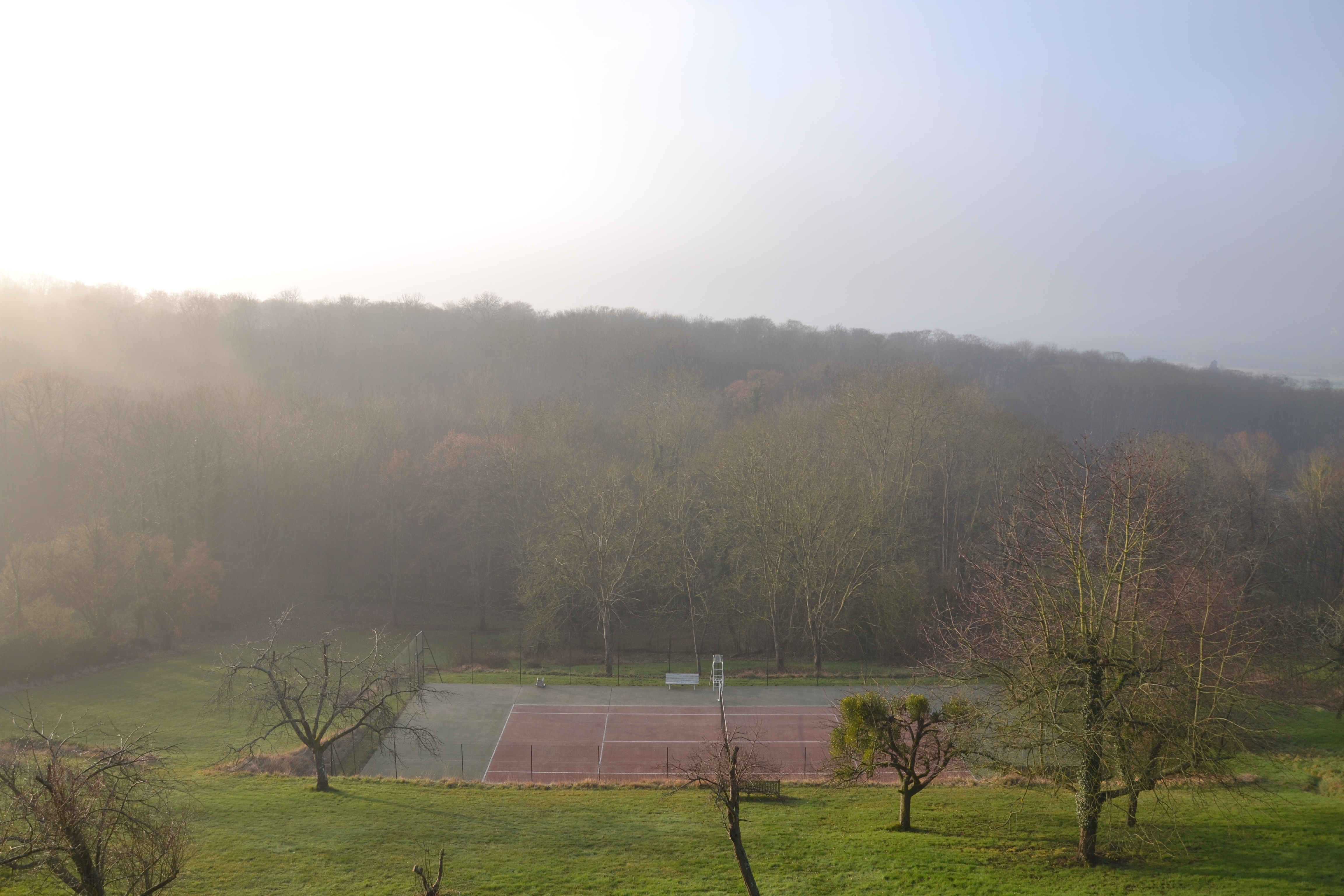 Le Tennis vu de la piscine